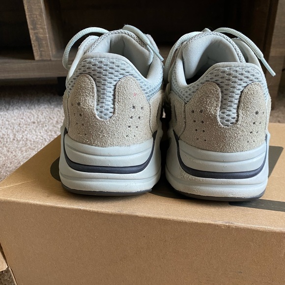 Yeezy Boost 700 Salt - Picture 4 of 9